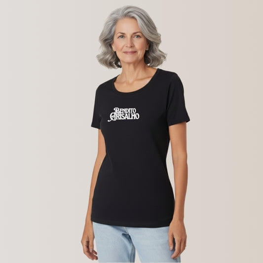 Mulher grisalha 40+ com  a camiseta feminina preta com corte ajustado Bendito Grisalho, da marca Orgulho Gray, a única marca em que as grisalhas são protagonistas!