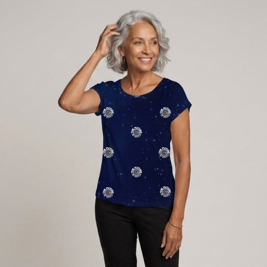 Mulher usando uma camiseta azul marinho com um céu  e a frase  THE FUTURE IS GRAY como se fossem pequenos discos voadores. Design exclusivo da marca ORGULHO GRAY, a única marca em que as grisalhas são protagonistas!