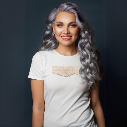 Quem disse que a moda para grisalhas tem que ser sem graça? Divirta-se com os diálogos sobre cabelos brancos e grisalhos da coleção mais bem-humorada sobre os seus cabelos grisalhos! Grisalha vestindo camiseta premium 100% algodão da coleção Ai, amiga! da Orgulho Gray. 