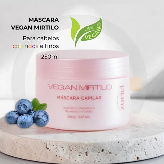 Pote rosa da máscara capilar Vegan Mirtilo, com mirtilos ao lado e indicação de fórmula 100% vegana para cabelos coloridos e finos.