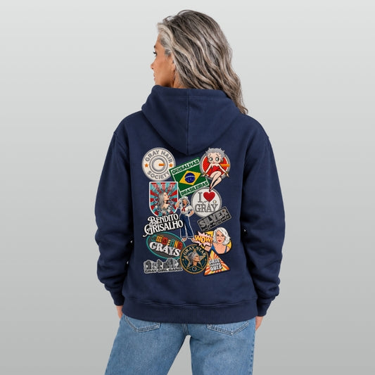 Grisalha com moletom azul-marinho com zíper e capuz com vários patches com impressão hiper-realista com efeito bordado nas costas  Design exclusivo da Orgulho Gray. 